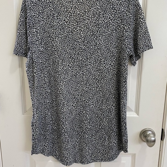 Athleta Breezy v-neck tee in animal print.Colors-black/brown Size-Medium - Picture 2 of 4